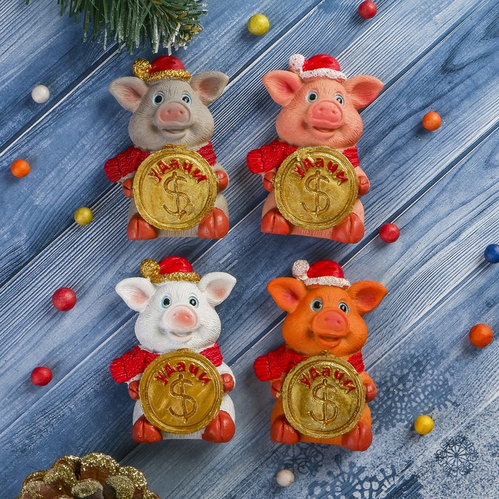 Магнит полистоун "Поросёнок в шарфике и колпаке с золотой монетой - Удачи" МИКС 7х4,5 см