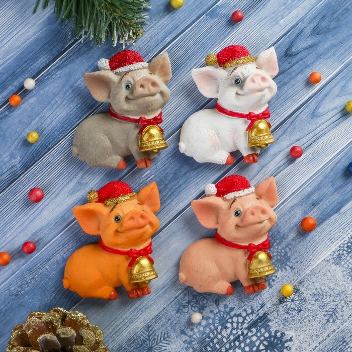 Магнит полистоун "Малыш-свин в колпаке с колокольчиком" МИКС 6,9х6,1 см