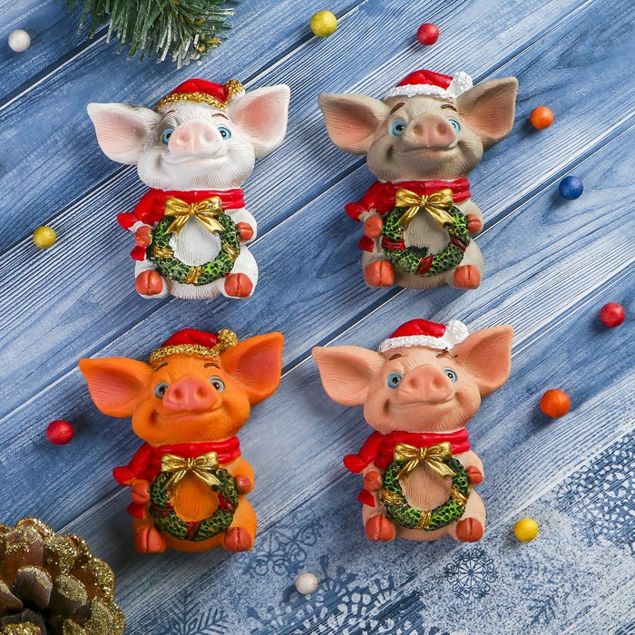 Магнит полистоун "Малыш-свин в колпаке и шарфике с венком" МИКС 7,2х5,2 см