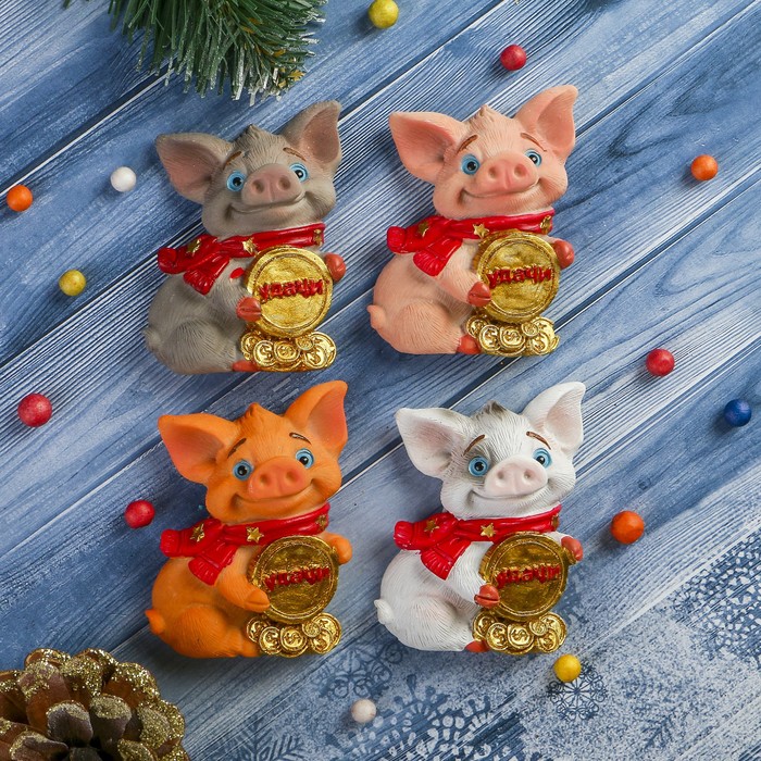 Магнит полистоун "Малыш-свин в шарфике с золотой монетой - Удачи" МИКС 7,2х5,2 см