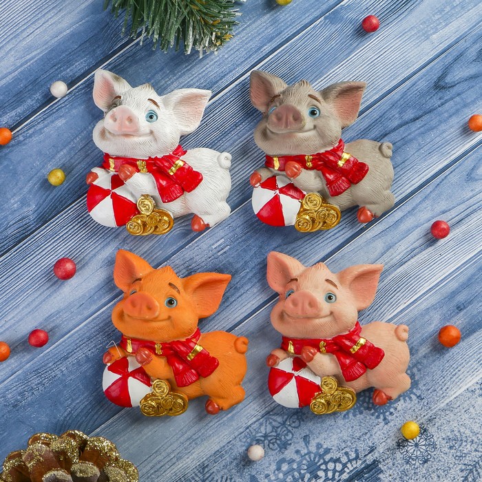 Магнит полистоун "Малыш-свин в шарфике с мячиком" МИКС 7х6,5 см