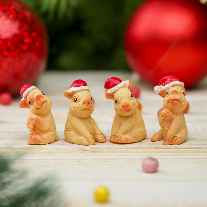 Сувенир полистоун "Хрюшка в новогоднем колпаке" МИКС 3х1,5х1,5 см