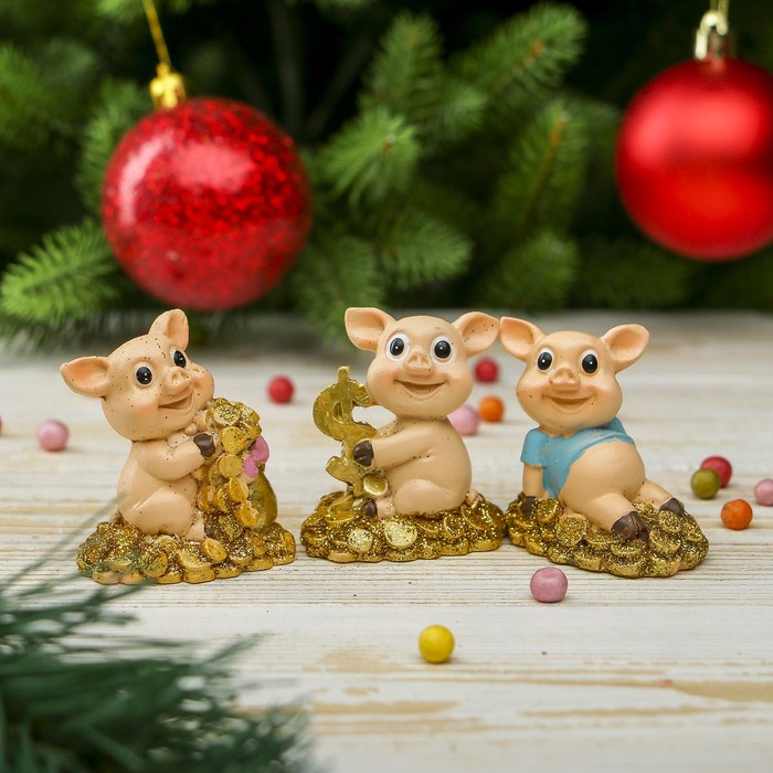 Сувенир полистоун "Глазастый поросёнок с горкой золота" МИКС 6х4,5х3 см