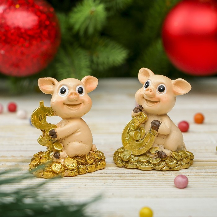 Сувенир полистоун "Глазастый поросёнок с горкой золота" МИКС 5,5х4х3 см