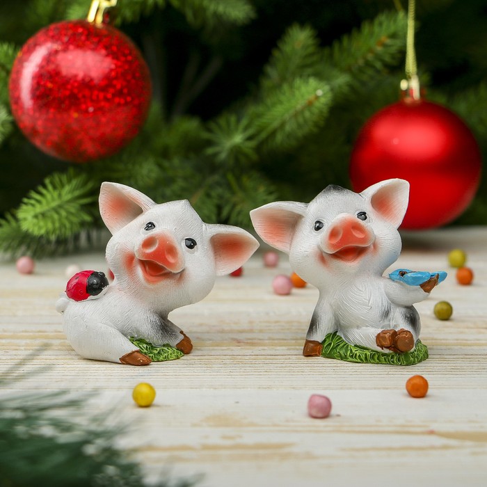 Сувенир полистоун "Поросёночек-малыш на лужайке" МИКС 6х7х4,5 см