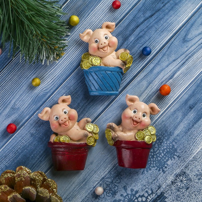 Магнит полистоун "Поросёнок в кадке с золотом" МИКС 6х4 см