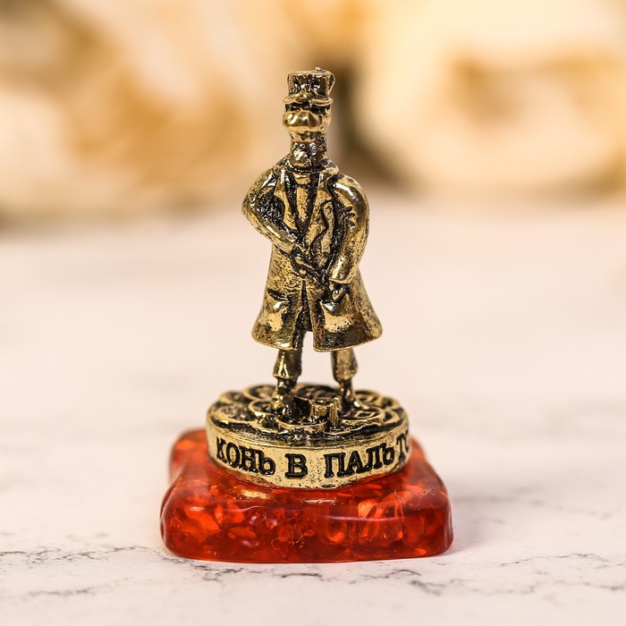 Фигурка сувенирная "Конь в пальто", 2  х 3,5 см на камне