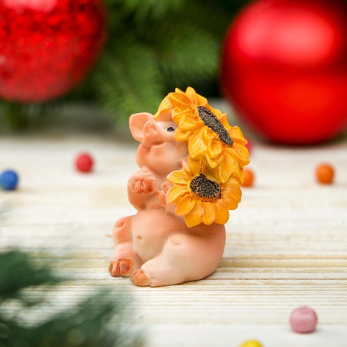 Сувенир полистоун "Поросёнок Харитон с подсолнушками" цветной 5,5х4х4 см