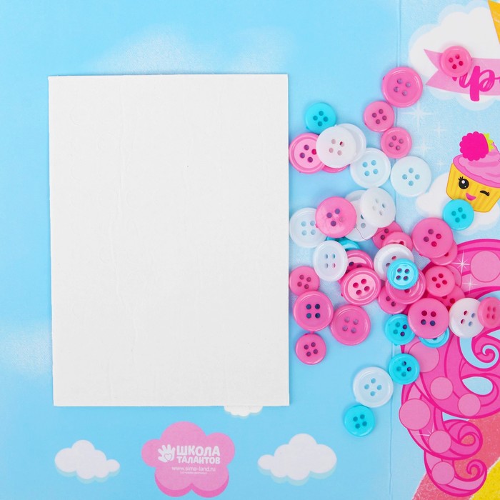 Аппликация на открытке пуговками "Самой красивой"
