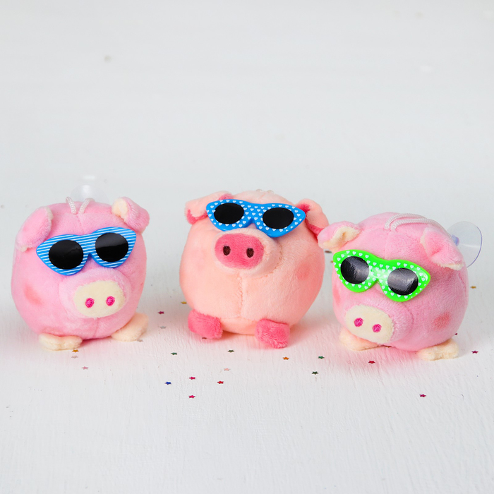 Мягкая игрушка-присоска "Свинюшка в очках" цвета микс