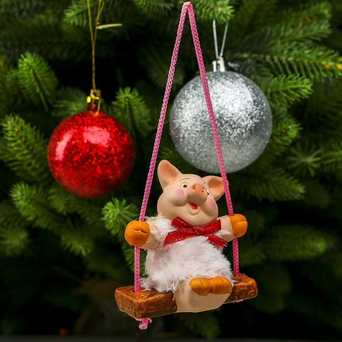 Сувенир керамика "Розовый поросёнок в шубке на качелях" 8,5х8х5,3 см