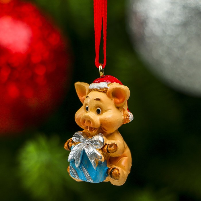 Сувенир полистоун "Поросёнок в новогоднем колпаке играет" МИКС 4х3х2 см