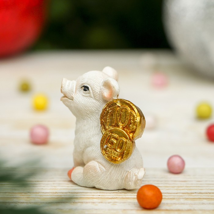 Сувенир полистоун "Молочный поросёнок с золотыми монетами"  5х3х4 см