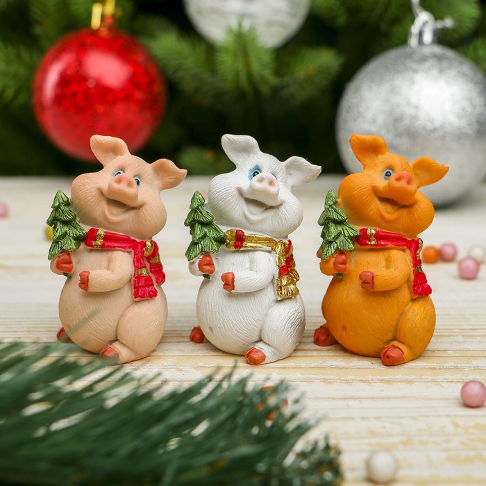 Сувенир полистоун "Свинка в шарфике с ёлочкой" МИКС 6х3,6х4 см