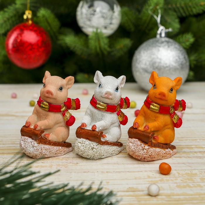 Сувенир полистоун "Молочный поросёнок в шарфике - На санках с горки" МИКС 6х5х3 см