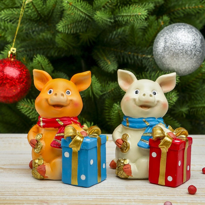 Копилка полистоун "Поросёнок в шарфике с подарком" МИКС 10,5х8,6х6,5 см