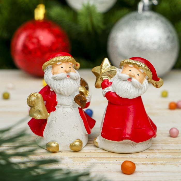 Сувенир полистоун "Дедушка Мороз в красной шубе с подарками" МИКС 6х5х4,5 см