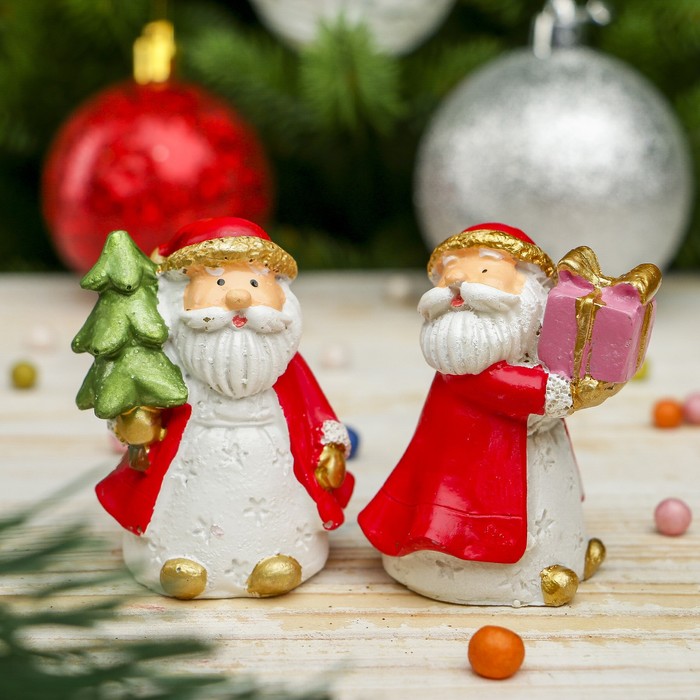 Сувенир полистоун "Дедушка Мороз в красной шубе с подарками" МИКС 6х5х4,5 см