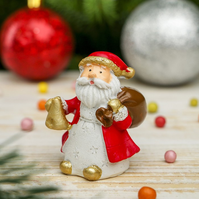 Сувенир полистоун "Дедушка Мороз в красной шубе с подарками" МИКС 6х5х4,5 см