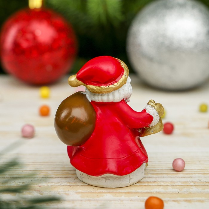 Сувенир полистоун "Дедушка Мороз в красной шубе с подарками" МИКС 6х5х4,5 см