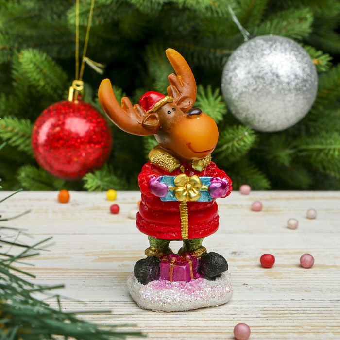 Сувенир полистоун "Лосик в дутом пуховике с подарком" 11,3х6,8х4,8 см