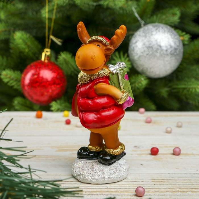 Сувенир полистоун "Лосик в дутом пуховике прячет подарок за спиной" 12,2х5х5 см