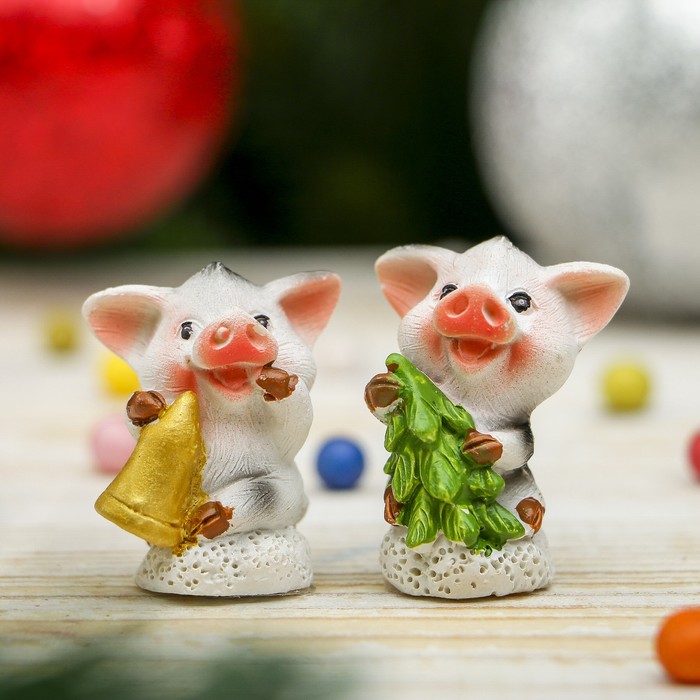 Сувенир полистоун "Поросёночек-малыш с колокольчиком/ёлочкой" МИКС 4х4х2,5 см