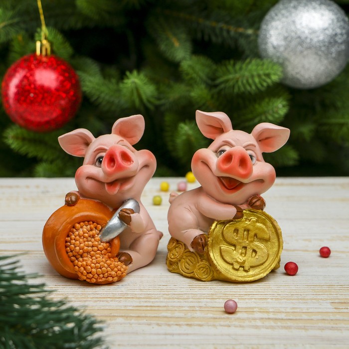 Копилка полистоун "Смешной свин с золотом/икрой" 9х7х6 см