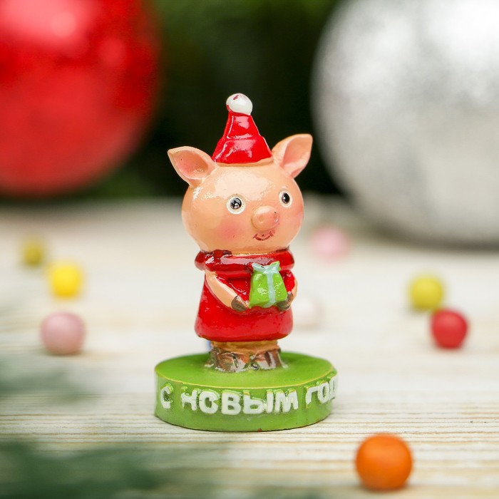 Сувенир полистоун "Свинка Кнопа в колпаке и с подарком - С новым годом h=4,5 см
