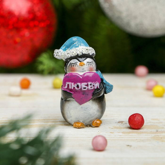 Сувенир полистоун "Пингвинчик Руби в новогоднем колпаке и шарфе с сердцем - Любви" h=4,5 см   327679