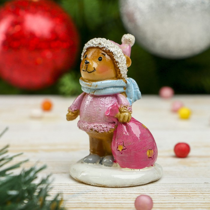 Сувенир полистоун "Мишутка Краля в розовом свитере и шапке с мешком подарков" h=5,5 см