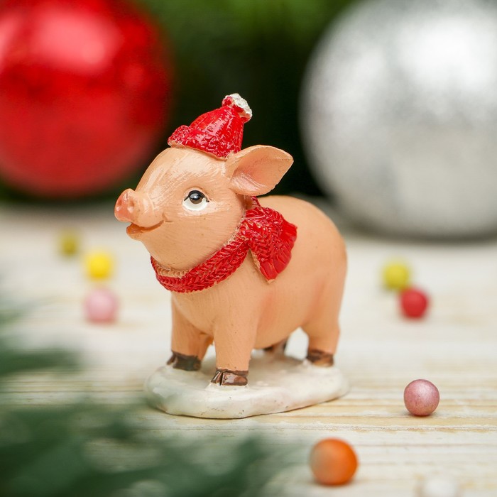 Сувенир полистоун "Поросёнок Тоська в красной шапке и шарфике" h=5,5 см