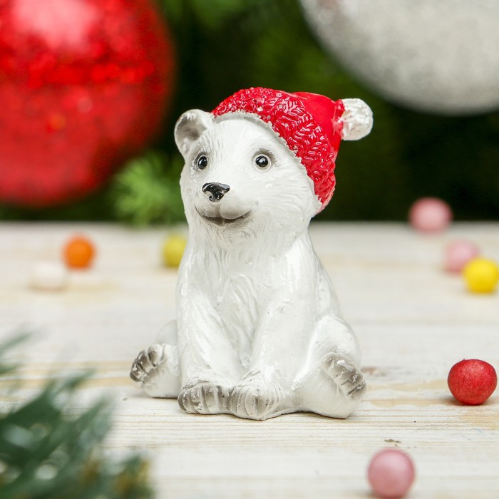 Сувенир полистоун "Белый мишка Снежок в колпаке" h=4,5 см