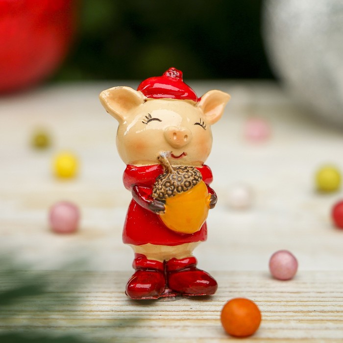 Сувенир полистоун "Поросёнок Пончик в берете и с жёлудем" h=4,5 см