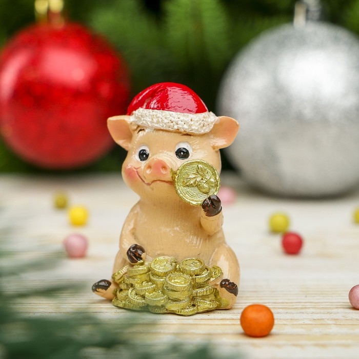Сувенир полистоун "Поросёнок Тоша в новогоднем колпаке с монетками" h=5,5 см