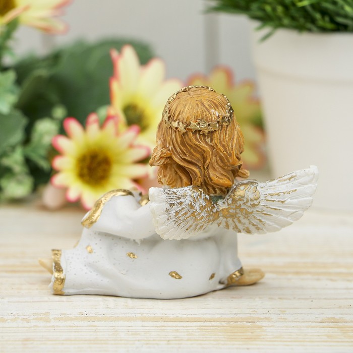 Сувенир полистоун "Ангелочек в белом платье с золотым воротником со звездой" 6,5х9х6 см