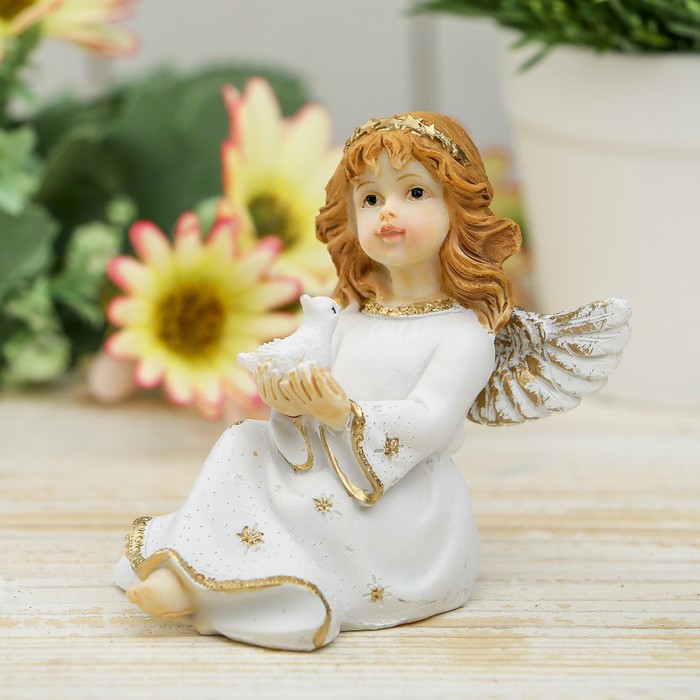 Сувенир полистоун "Ангелочек в белом платье с золотым воротником с голубем" 8х7х6 см