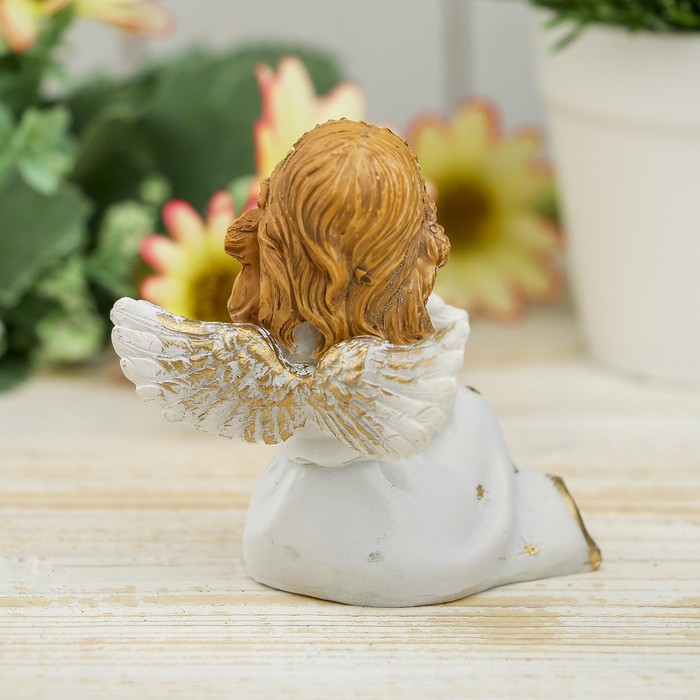 Сувенир полистоун "Ангелочек в белом платье с золотым воротником с голубем" 8х7х6 см