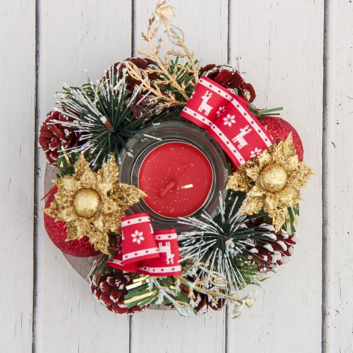 Подсвечник на одну свечу "Рождество" с красной лентой, шишками и шарами 13*5 см