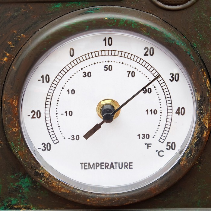 Часы настольные Лофт, в виде магнитофона,с термометром,черный, под старину d=10,35,5*9,5*21см