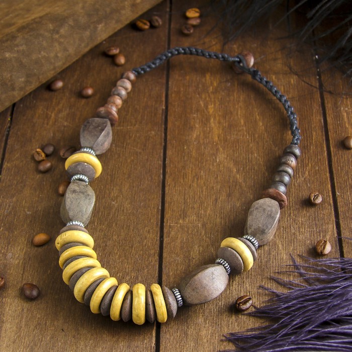 Колье "Бежевый амулет" 27х5х0,5 см