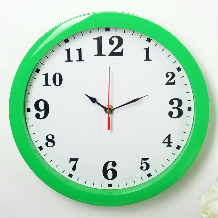 Часы настенные "Классика", арабские цифры, зелёный обод, 28х28 см