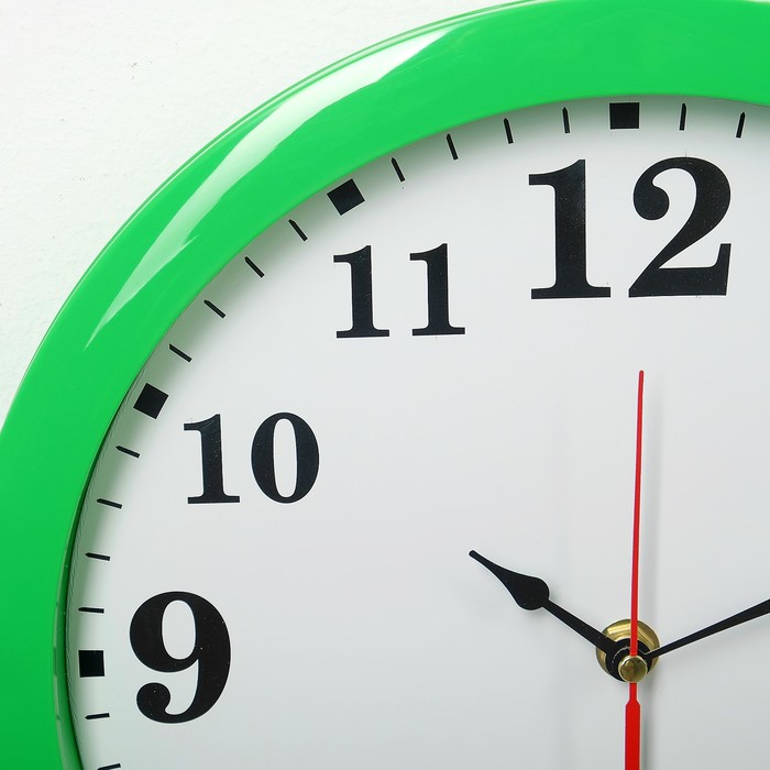 Часы настенные "Классика", арабские цифры, зелёный обод, 28х28 см