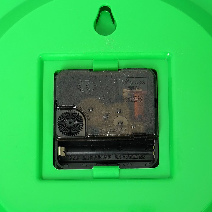 Часы настенные "Классика", арабские цифры, зелёный обод, 28х28 см