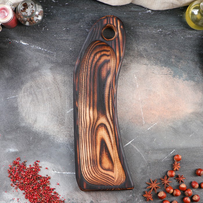 Доска авторская для подачи рыбы "Чёрный друид", массив дуба, 45 х 15 см