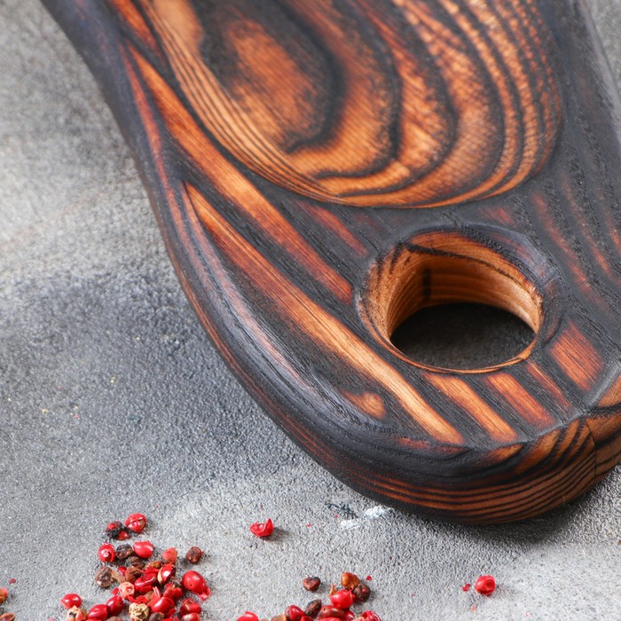 Доска авторская для подачи рыбы "Чёрный друид", массив дуба, 45 х 15 см