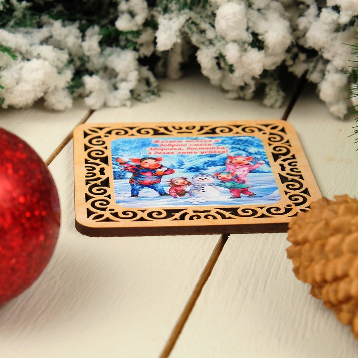 Подставка под горячее «Хрюши играют в снежки», резная, 9×9 см
