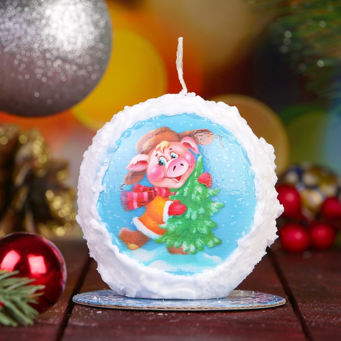 Свеча круглая заснеженная "Хрюша у ёлки" Символ Года 2019