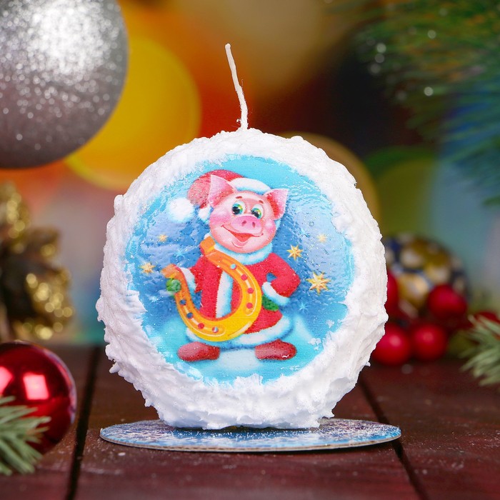 Свеча круглая заснеженная "Хрюша с подковой" Символ Года 2019