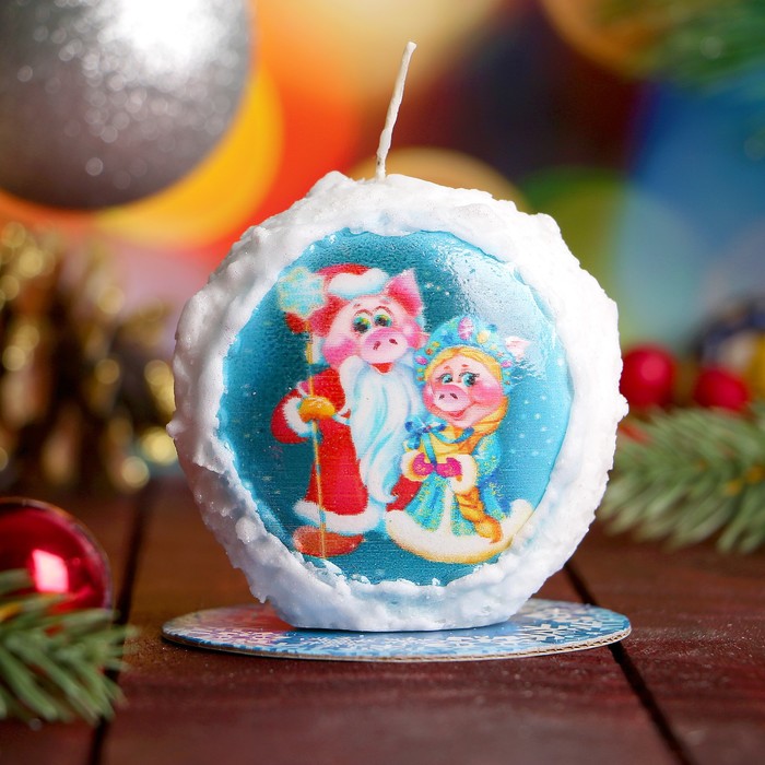 Свеча круглая заснеженная "Три поросёнка" Символ Года 2019